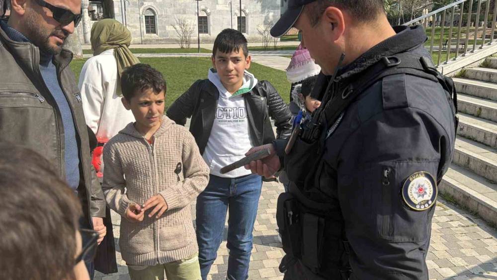 &Ccedil;ekilen İznik G&ouml;l&uuml; kıyısında oynayan &ccedil;ocuklar top mermisi buldu
