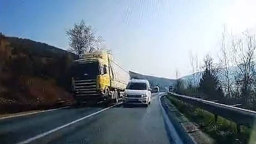 Hatalı sollama yaptı, facia b&ouml;yle teğet ge&ccedil;ti
