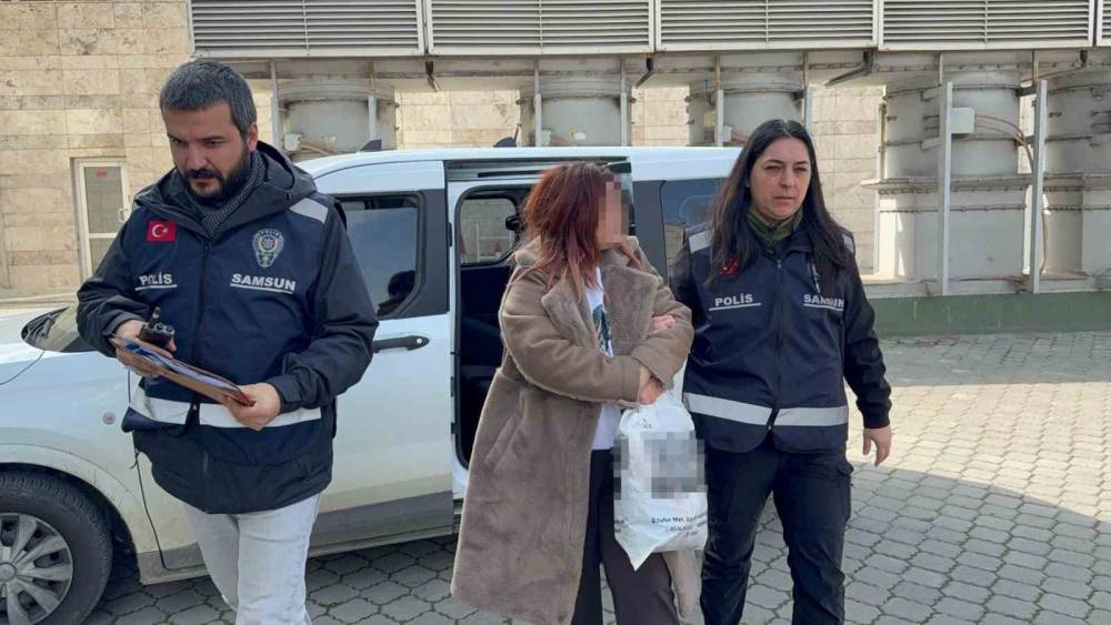 Kadınların kıskan&ccedil;lık kavgası kanlı bitti: Komşusunu y&uuml;z&uuml;nden bı&ccedil;akladı
