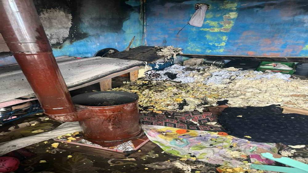 Sobadan sı&ccedil;rayan kıvılcımlar evi ve &ccedil;adırı alevlere teslim etti
