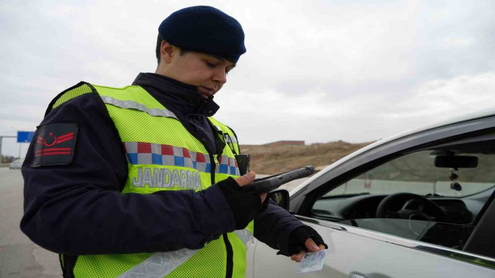 Ara tatil bayramla birleşti, s&uuml;r&uuml;c&uuml;ler erken yola &ccedil;ıktı: 43 ilin ge&ccedil;iş noktasında denetimler artırıldı
