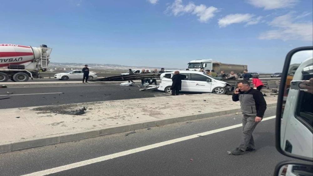 Ankara&rsquo;da korkutan kaza: Otomobil bariyerlere ok gibi saplandı
