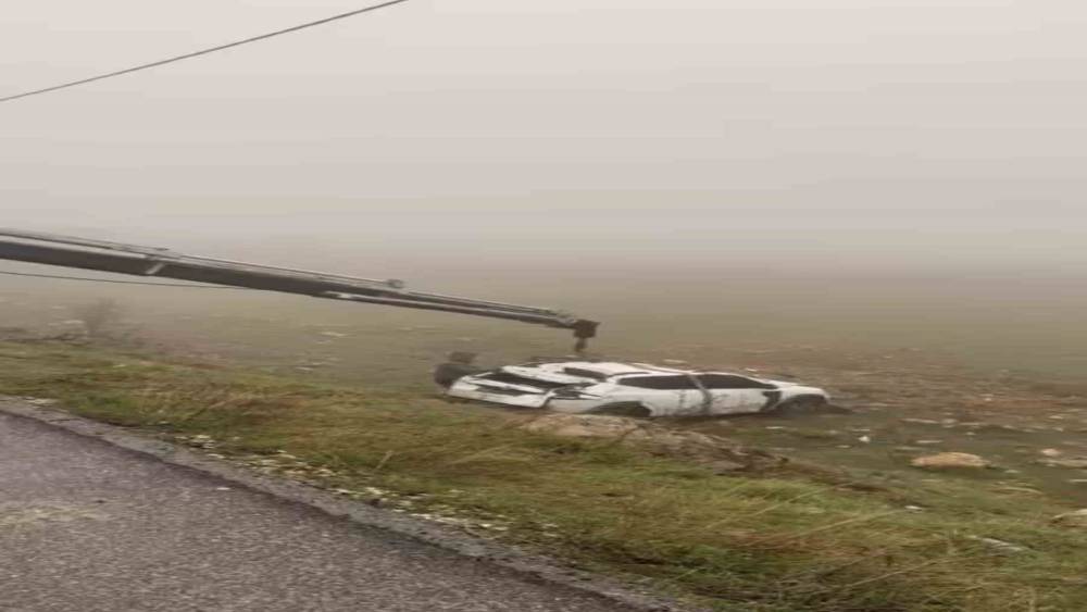 Mardin&rsquo;de yol kenarına devrilen otomobilin s&uuml;r&uuml;c&uuml;s&uuml; yaralandı
