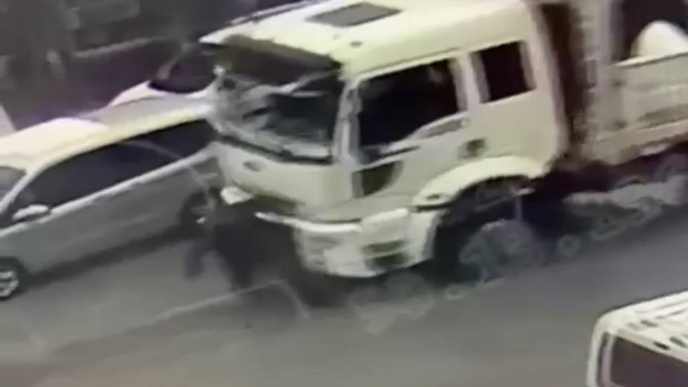 Kamyonun &ccedil;arptığı yaşlı adam ağır yaralandı
