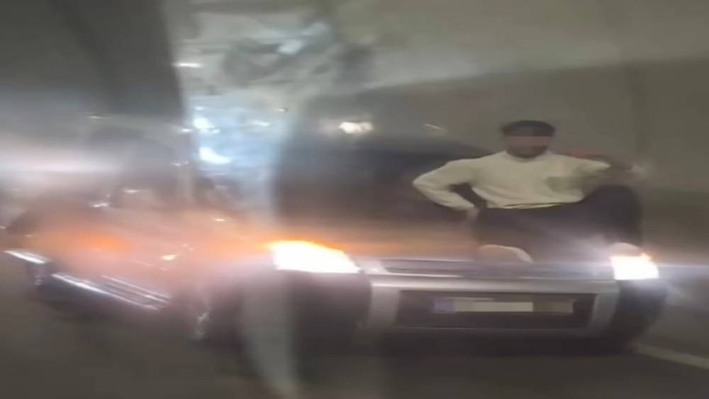 T&uuml;nelde m&uuml;zik a&ccedil;ıp ara&ccedil;tan inerek dans eden s&uuml;r&uuml;c&uuml;ye 180 bin TL ceza
