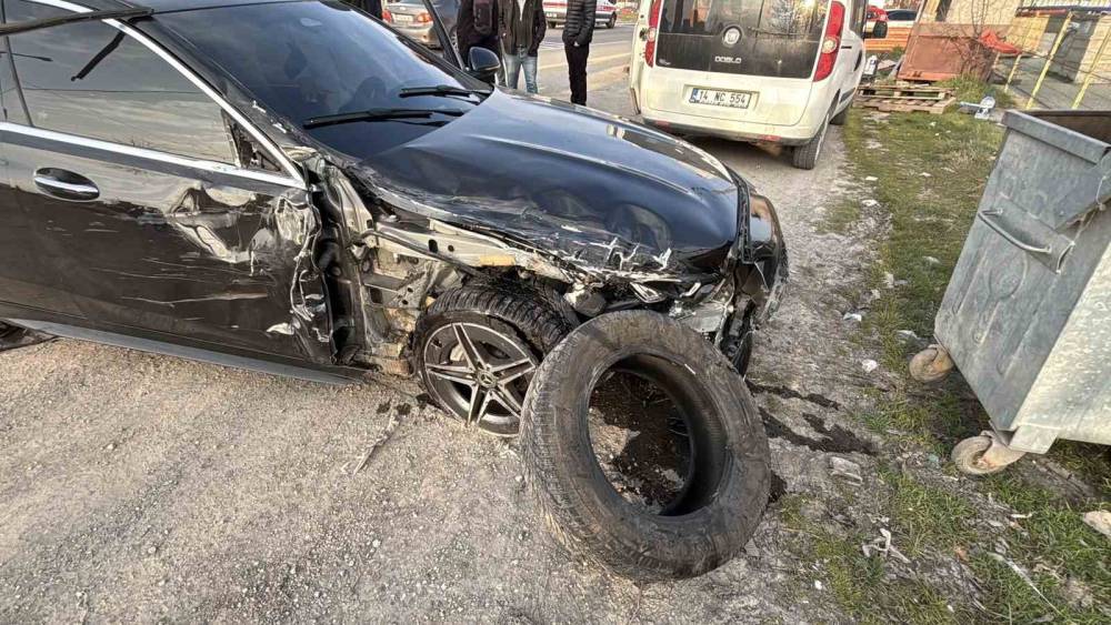 Bolu&rsquo;da l&uuml;ks otomobil ile cip &ccedil;arpıştı: 4 yaralı
