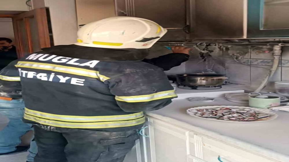 Evde &ccedil;ıkan yangın ev sahibinin m&uuml;dahalesi ile s&ouml;nd&uuml;r&uuml;ld&uuml;
