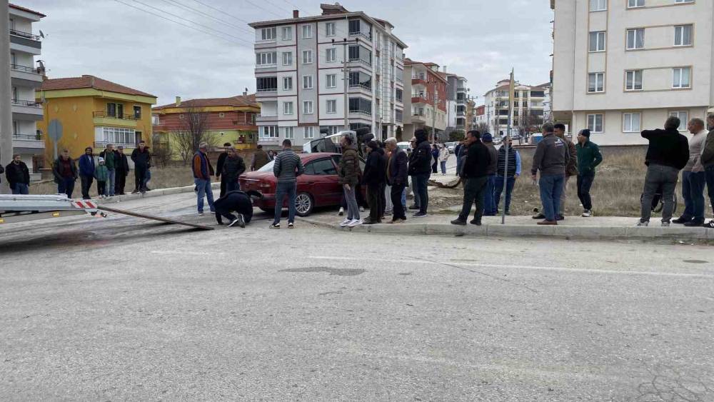 &Ccedil;orum&rsquo;da minib&uuml;s ile otomobil &ccedil;arpıştı: 5 yaralı
