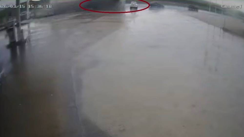 Tırın otomobilin &uuml;st&uuml;ne devrildiği anlar kamerada
