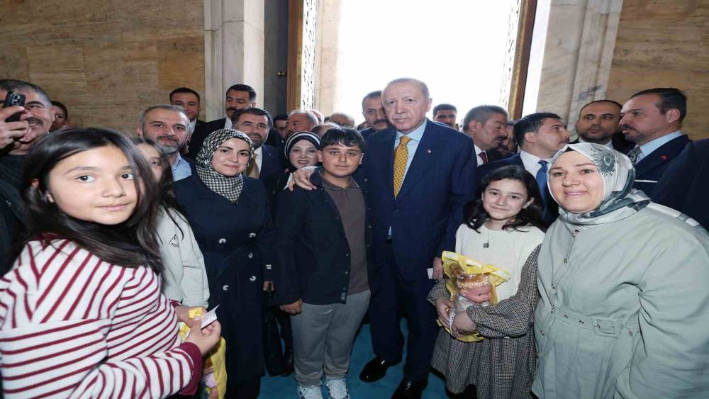 Cumhurbaşkanı Erdoğan: "T&uuml;rkiye Cumhuriyeti Devleti sıradan bir devlet değildir. Hi&ccedil;bir g&uuml;&ccedil; T&uuml;rkiye ve T&uuml;rkiye Cumhurbaşkanı&rsquo;na parmak sallayamaz"
