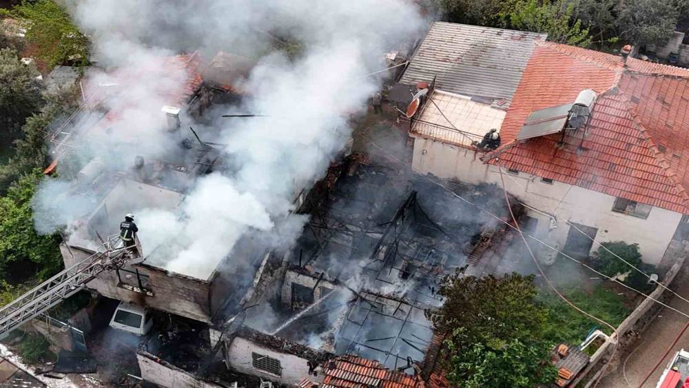 İki katlı gecekonduda &ccedil;ıkan yangın bitişiğindeki eve sı&ccedil;radı
