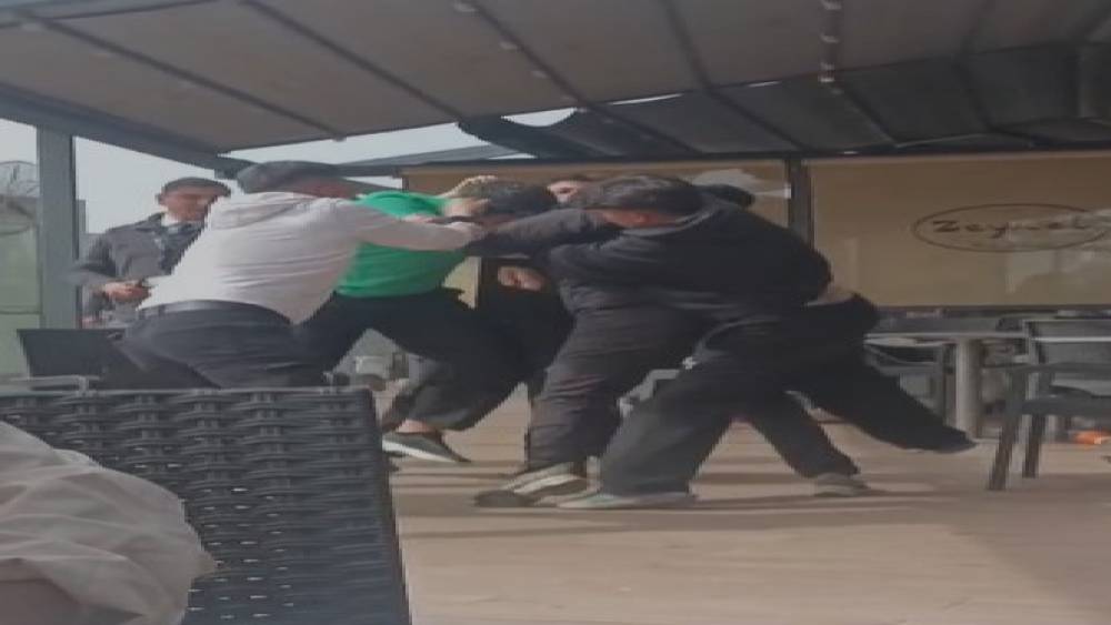 Ankara&rsquo;da tartıştığı yaşıtını darbeden &ccedil;ocuk kamerada
