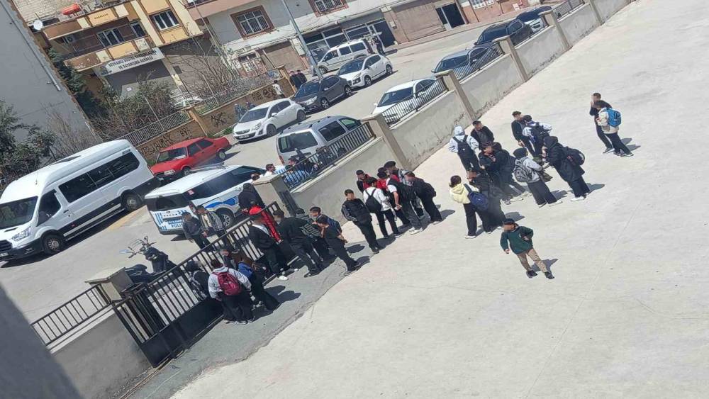 Gaziantep&rsquo;te lise &ouml;n&uuml;nde kurusıkı tabancalı saldırı paniği
