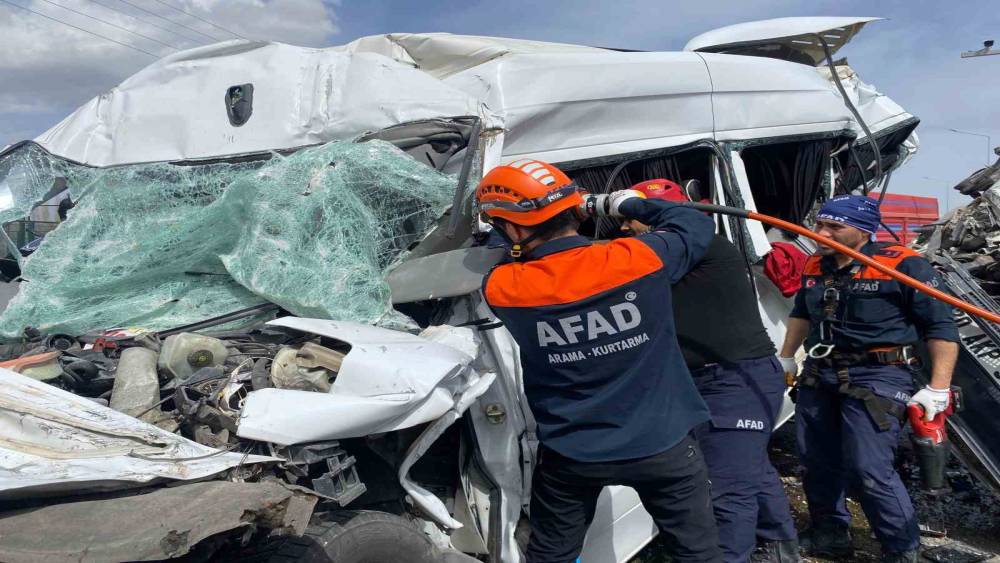 Kırşehir&rsquo;de zincirleme kaza: 1&rsquo;i ağır 5 yaralı
