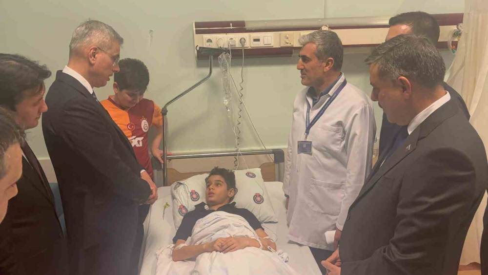 Bakanlar yaralı &ouml;ğrencileri ziyaret etti
