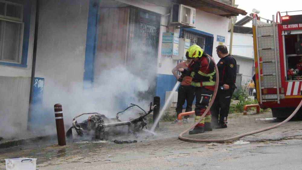 Tamir sırasında yanan elektrikli motosiklet k&uuml;le d&ouml;nd&uuml;
