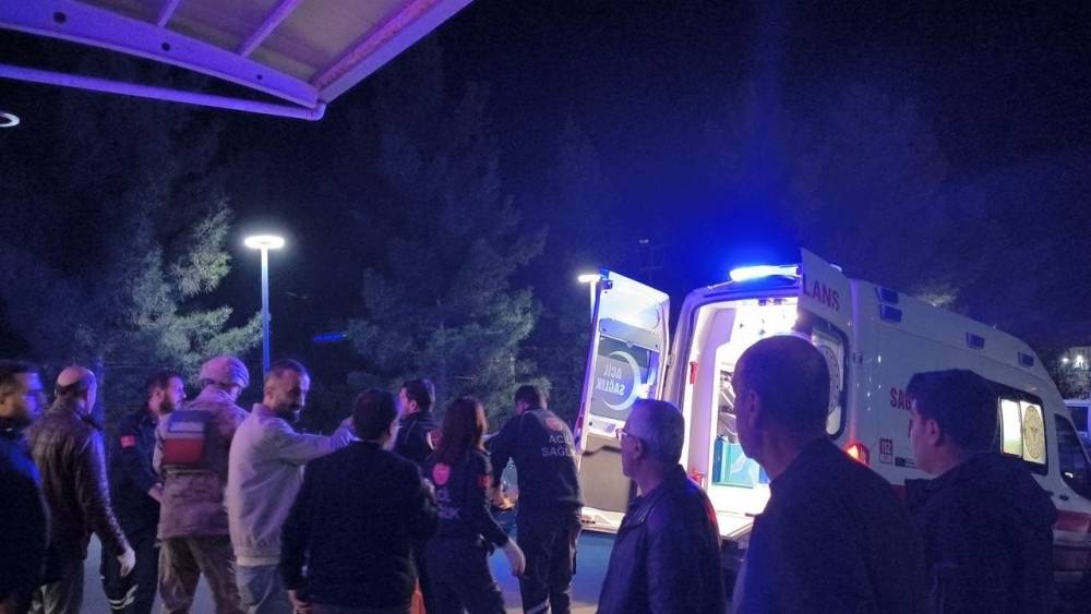 Kavgayı ayırmak isterken bacağından vuruldu
