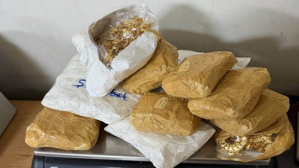 Otomobilin g&ouml;sterge panelinden gizli kasa &ccedil;ıktı: 3,2 kilogram altın ele ge&ccedil;ti
