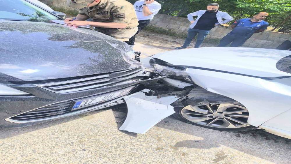 Mardin&rsquo;de iki otomobilin &ccedil;arpıştığı kazada 2 kişi yaralandı
