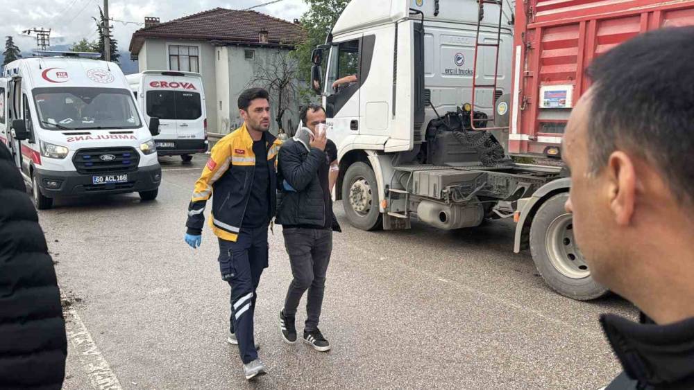 Erbaa&rsquo;da iki servis minib&uuml;s&uuml; &ccedil;arpıştı: 10 yaralı
