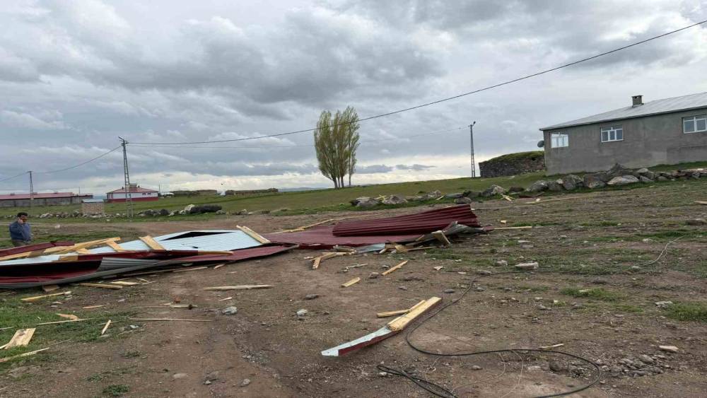 Kars&rsquo;ta fırtına &ccedil;atıyı u&ccedil;urdu
