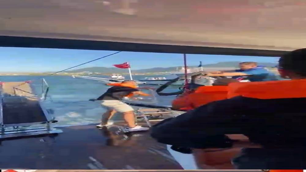 İzmir&rsquo;de denizde korku dolu anlar: Su alan teknedeki 6 yolcu kurtarıldı
