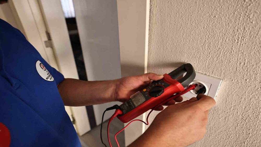Denizli&rsquo;de 65 yaş ve &uuml;zeri vatandaşlara &uuml;cretsiz tamirat desteği s&uuml;r&uuml;yor
