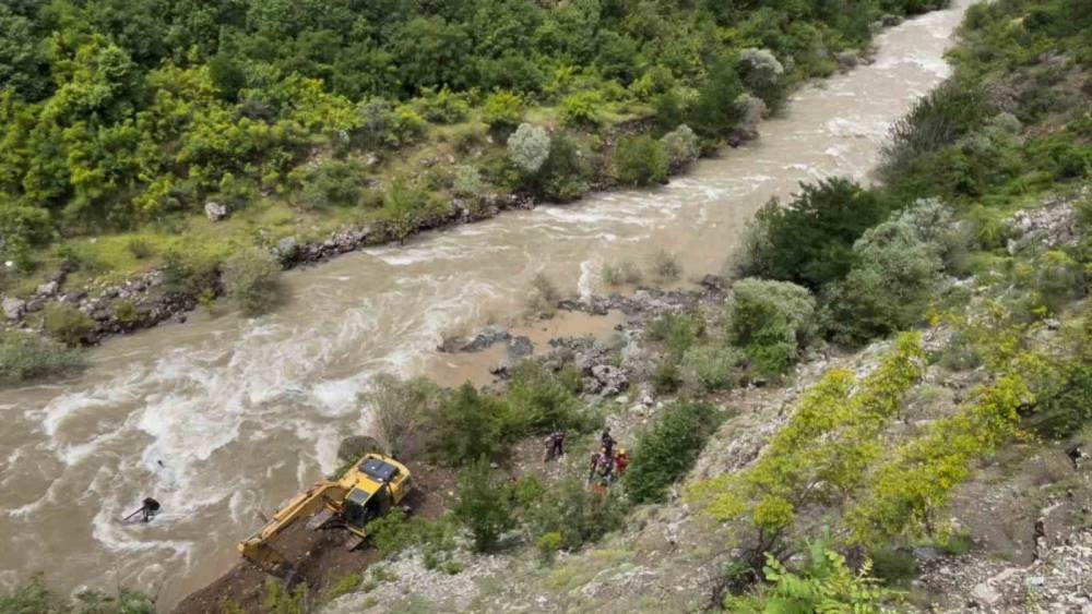 Artvin&rsquo;de dereye d&uuml;şen aracı sudan &ccedil;ıkartmak ve baba ile oğlunu bulmak i&ccedil;in &ccedil;alışmalar s&uuml;r&uuml;yor

