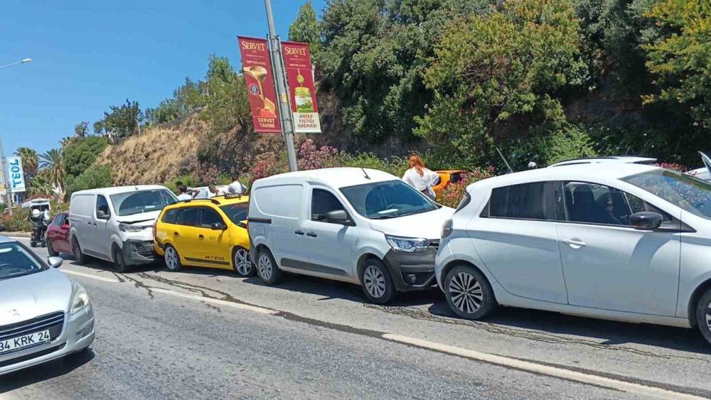 Bodrum&rsquo;da zincirleme kaza: "5 ara&ccedil; birbirine girdi"
