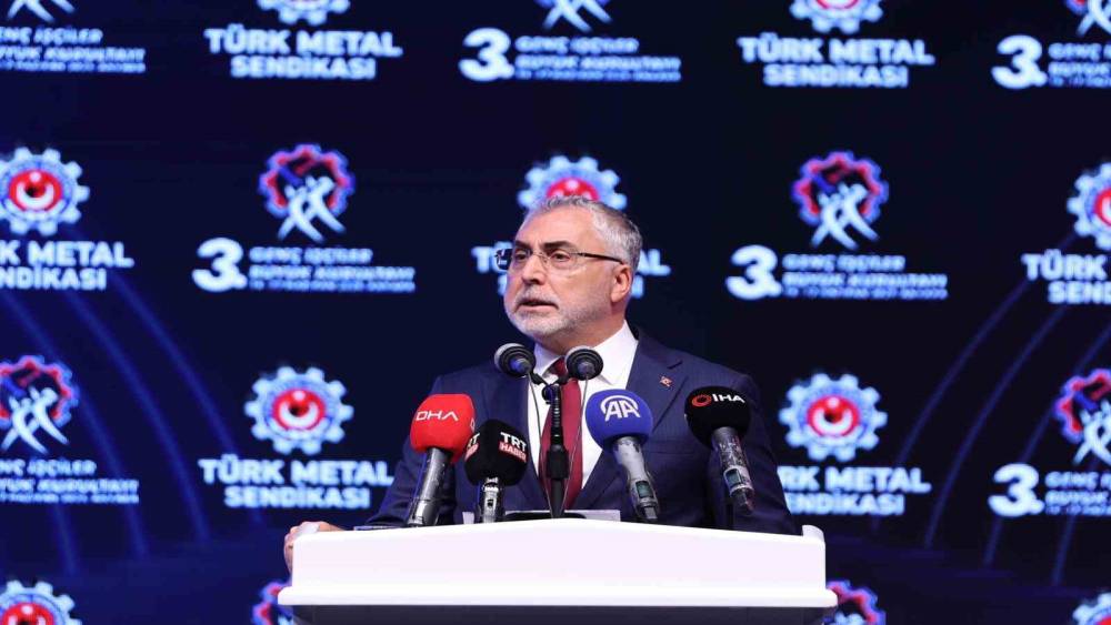 Bakan Işıkhan: "Gen&ccedil;lerimizin dijital bağımlılık konusuna dikkatle eğilmesi gerektiğini d&uuml;ş&uuml;n&uuml;yorum"
