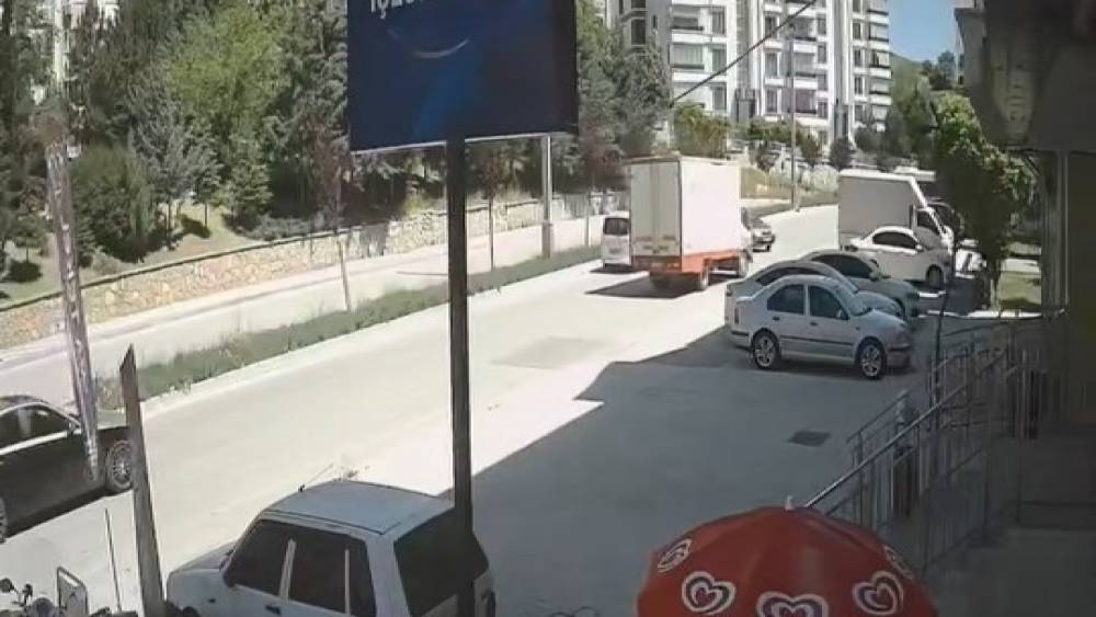 Karşı şeride ge&ccedil;en otomobil, kamyonetle &ccedil;arpıştı: O anlar kameraya yansıdı

