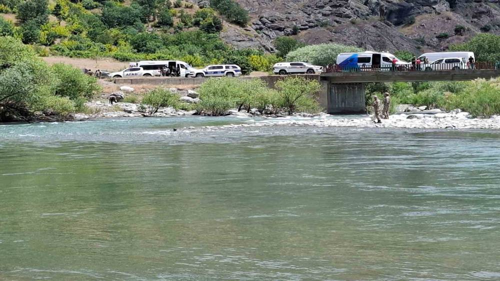 Akıntıya kapılan şahıs i&ccedil;in arama &ccedil;alışmaları s&uuml;r&uuml;yor
