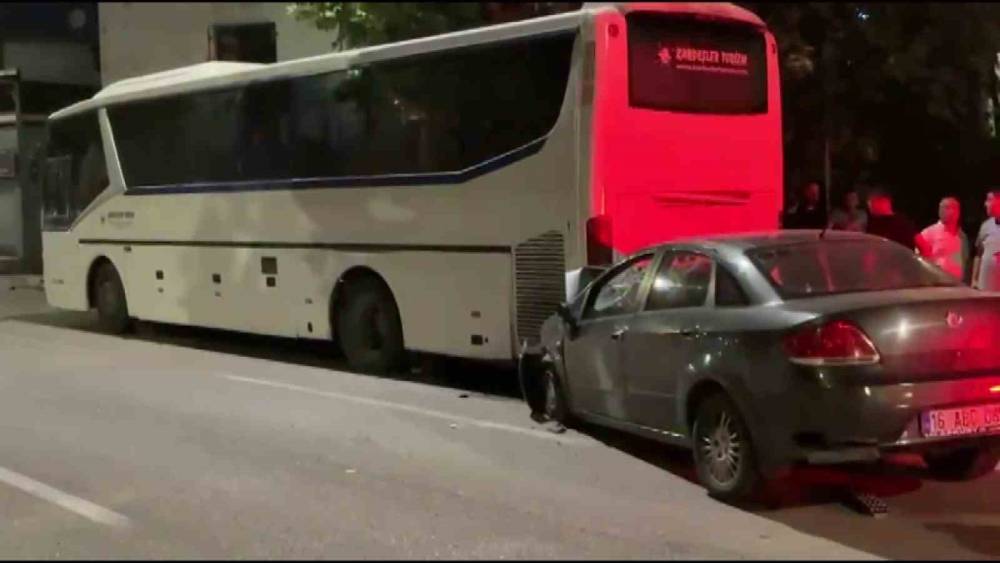 Alkoll&uuml; s&uuml;r&uuml;c&uuml; &ouml;nce duvara sonra otob&uuml;se &ccedil;arptı: 2 ağır yaralı

