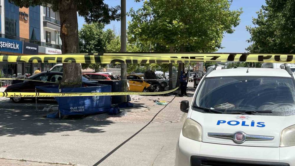 Ticari taksinin &ccedil;arptığı anne ile kızı hayatını kaybetti
