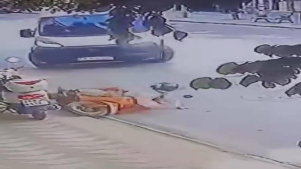 D&ouml;n&uuml;ş yapan minib&uuml;s motosiklete b&ouml;yle &ccedil;arptı
