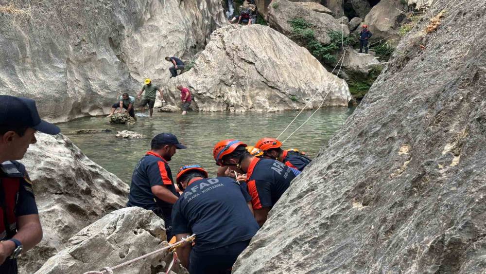 Kayalıklardan d&uuml;şen yaralı &ccedil;ocuk kurtarıldı
