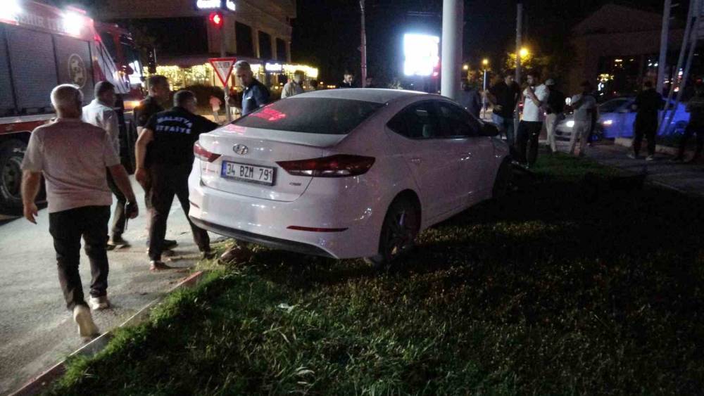 Otomobil, tramb&uuml;s direğine &ccedil;arptı: Yaralı s&uuml;r&uuml;c&uuml; ambulanstan ka&ccedil;tı
