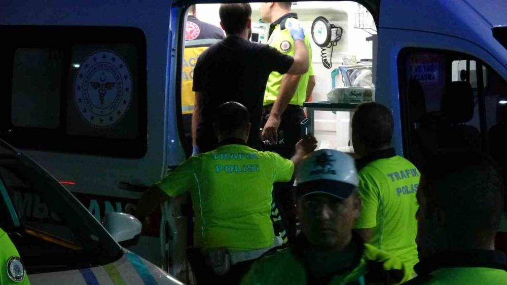 Malatya&rsquo;da ekip aracı ile otomobil &ccedil;arpıştı: 2&rsquo;si polis, 3 yaralı

