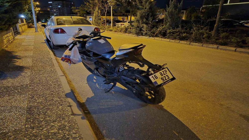 Alkoll&uuml; s&uuml;r&uuml;c&uuml;n&uuml;n kullandığı motosiklet kaza yaptı: 2 yaralı
