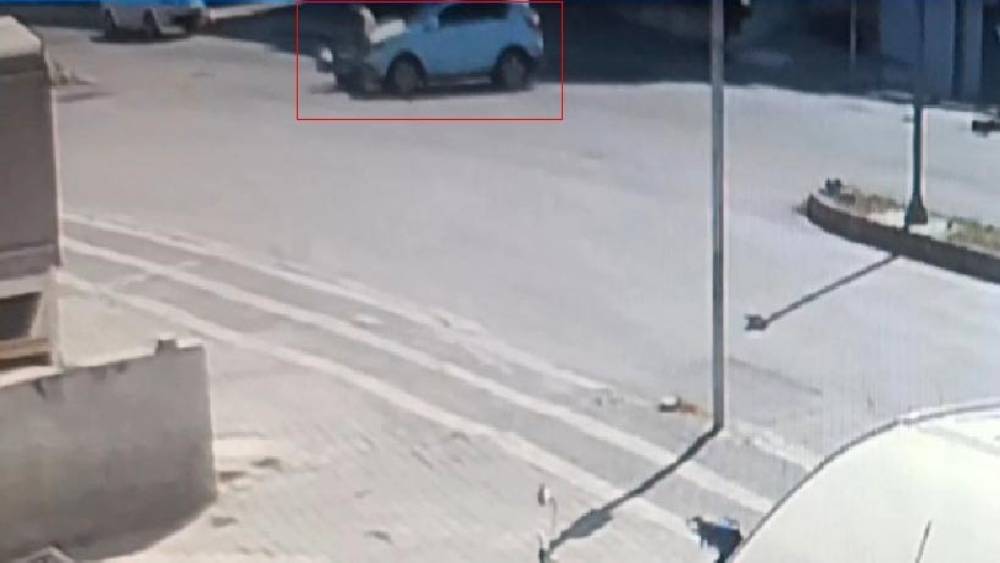 Otomobilin motosikletle &ccedil;arpışma anı kamerada
