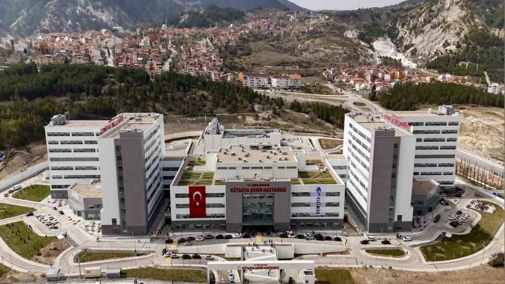 K&uuml;tahya Şehir Hastanesi&rsquo;nde 76 yaşındaki kanser hastasına genel anestezisiz ameliyat
