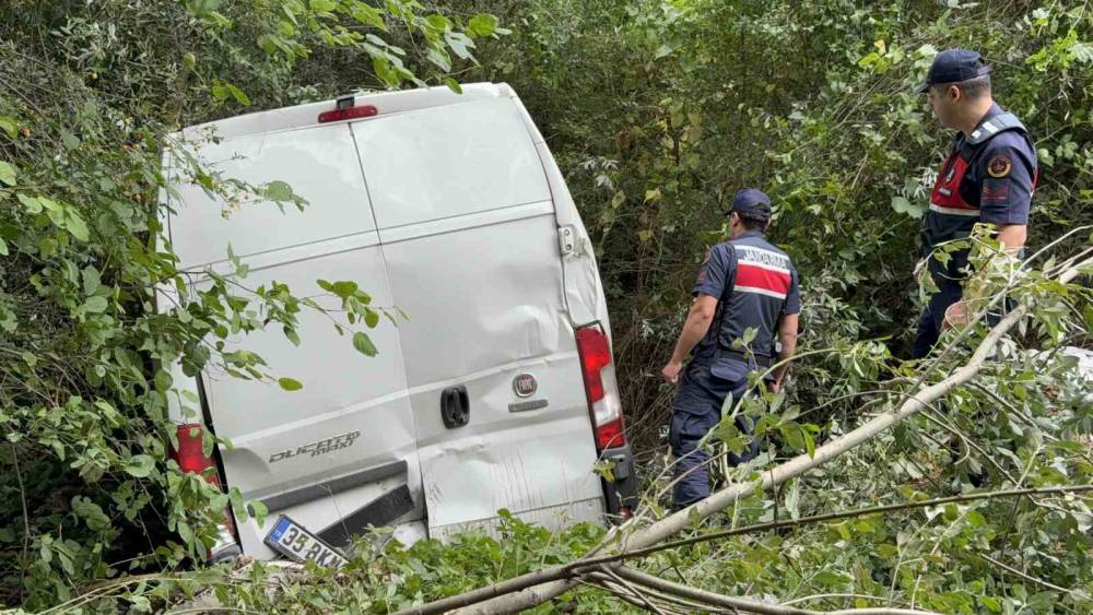 Samsun&rsquo;da minib&uuml;s şarampole yuvarlandı: 2 yaralı
