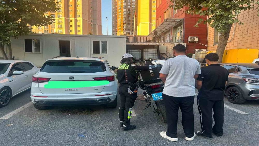 Başakşehir&rsquo;de yolcu seyir halindeki otomobilden sarktı: G&ouml;r&uuml;nt&uuml;ler sosyal medyada yakalattı
