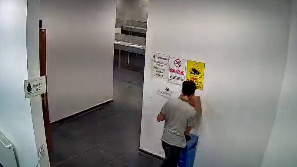 Kadınlar tuvaletindeki hırsızlık kameralara yansıdı
