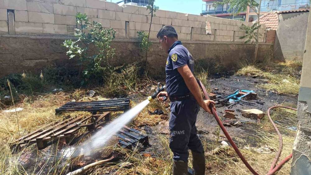 Apartmanın arka bah&ccedil;esinde &ccedil;ıkan yangın b&uuml;y&uuml;meden s&ouml;nd&uuml;r&uuml;ld&uuml;
