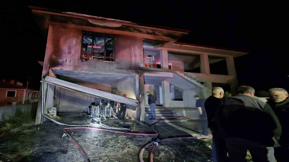 Kulu&rsquo;da inşaatın garajındaki trakt&ouml;r yandı

