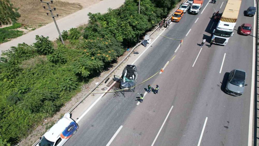 Tıra arkadan &ccedil;arpan otomobilin tavanı koptu: Uzman onbaşı hayatını kaybetti

