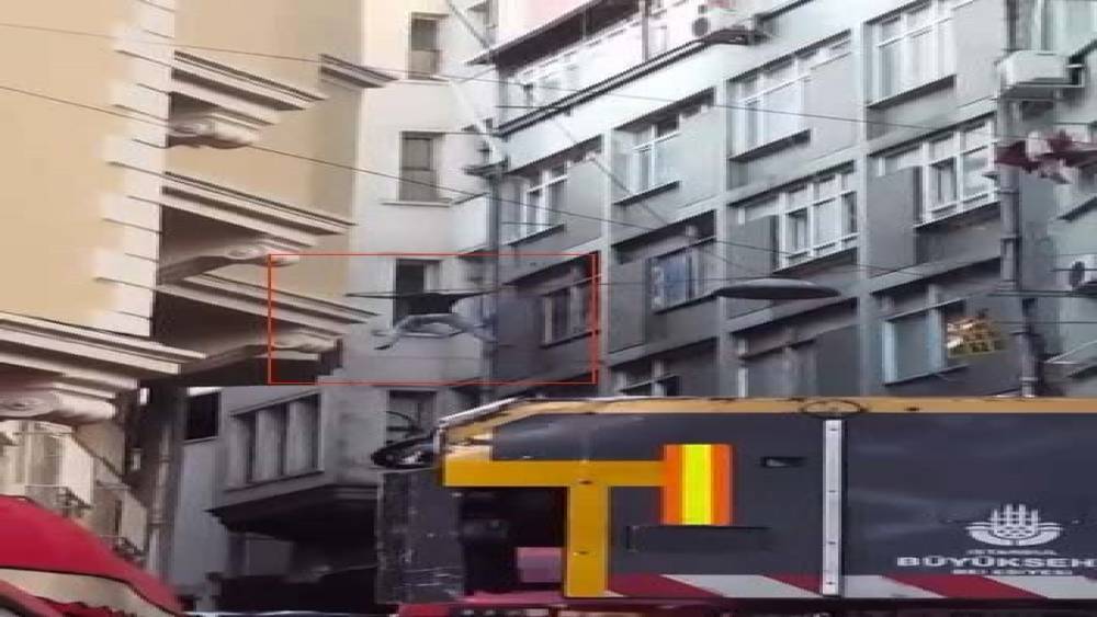 Beyoğlu&rsquo;nda y&uuml;rekleri ağza getiren anlar: Elektrik tellerinden a&ccedil;ılan hava minderine d&uuml;şt&uuml;
