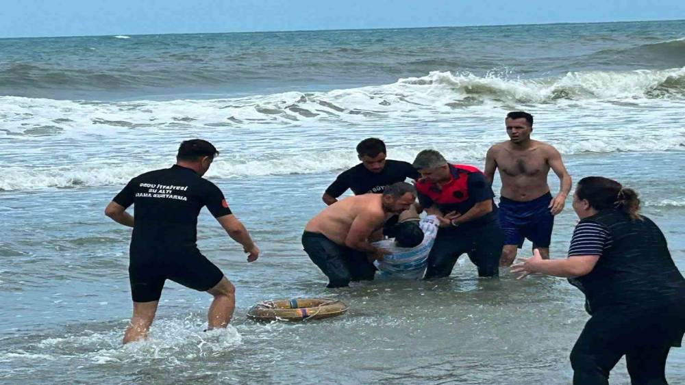 Ordu&rsquo;da yasağa rağmen denize giren 2 kardeş boğulma tehlikesi ge&ccedil;irdi
