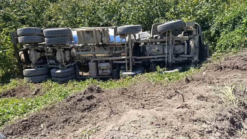Alaplı&rsquo;da şarampole u&ccedil;an beton mikserinin s&uuml;r&uuml;c&uuml;s&uuml; yaralandı
